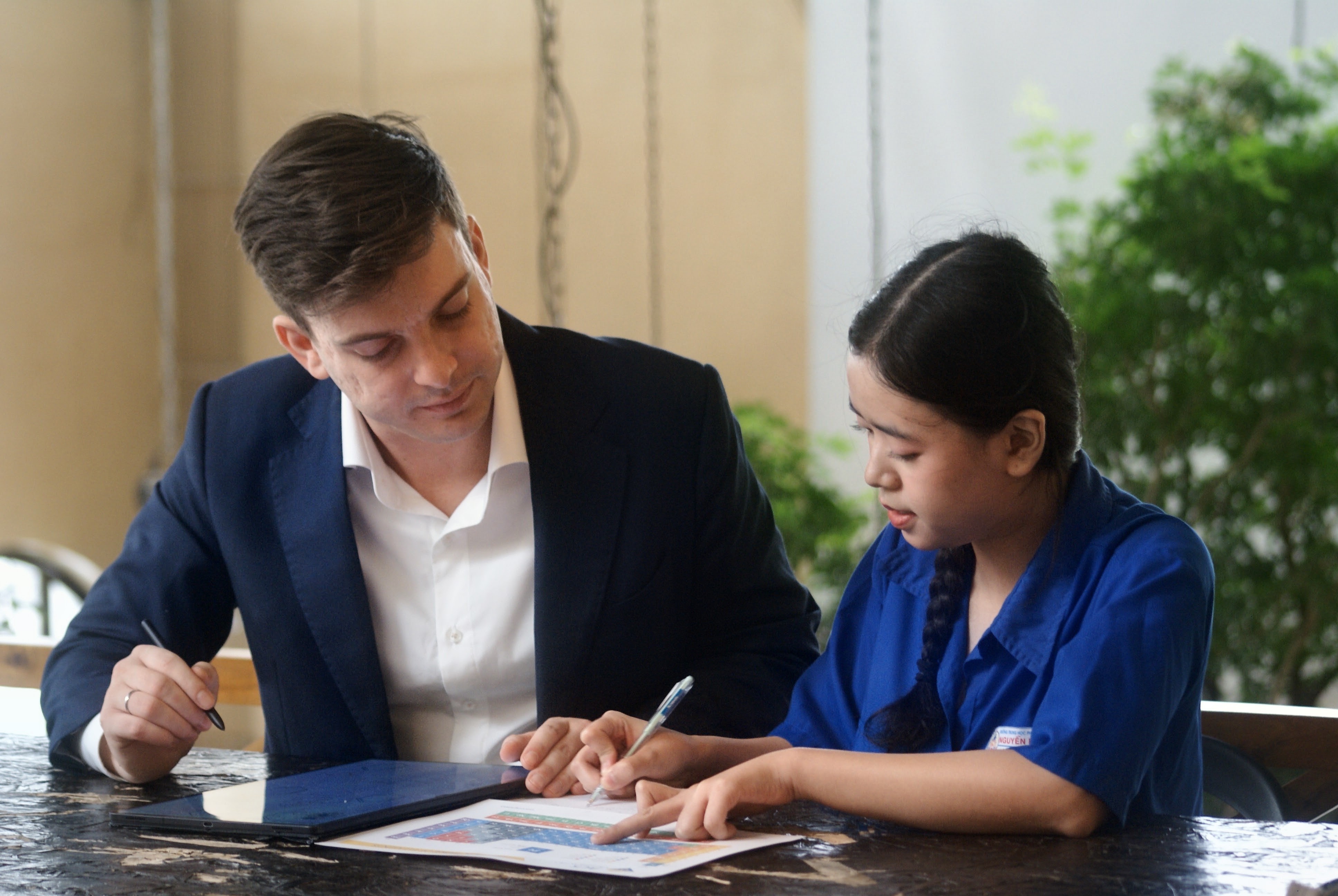 Márió Széles teaching Chemistry to a student
